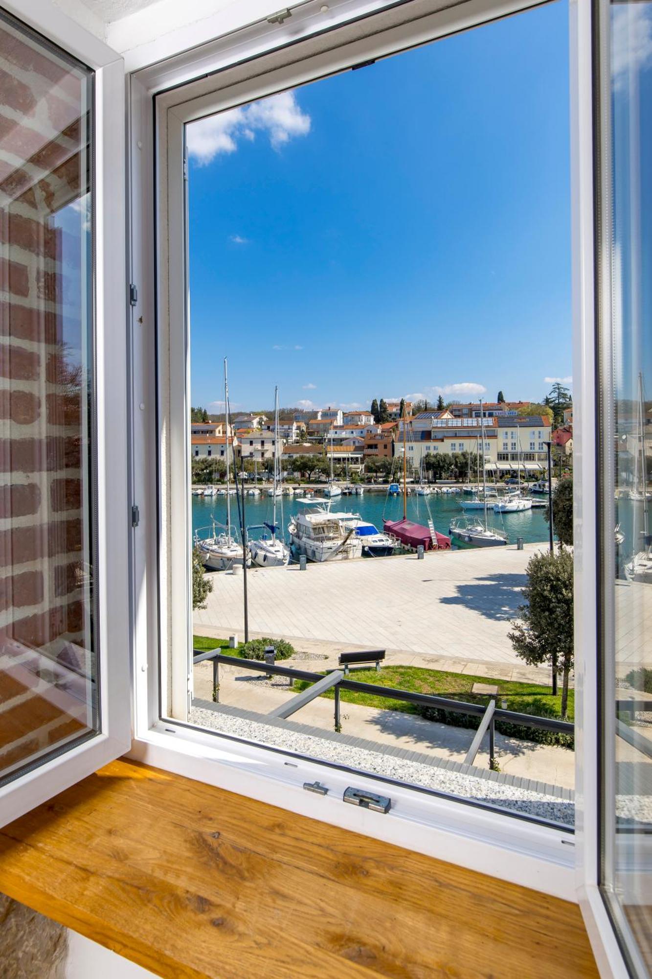 The House Hotel Malinska Exterior photo